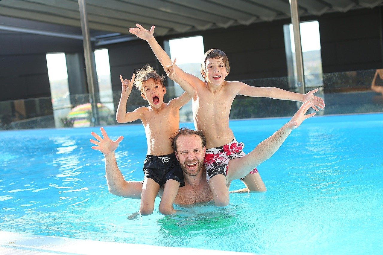 enfants-piscine enfants à la piscine